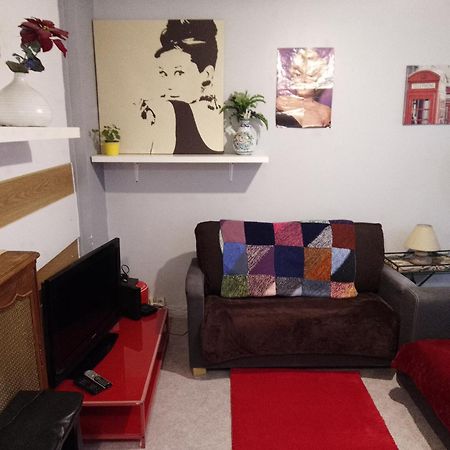 Guesthouse Familial Pour 1,2,3,4 Personnes De 42M2-Accessible Handic -Rez De Chaussee-Vues Sur Rue Et Patio Prive - Sejour,Chambre Separee,Cuisine,Salle De Bain,Lit Double Et Canape-Lit 2Pers-Entree De La Rue Berzelius-5 Minutes Du Metro Brochant-Lig Paris Exterior foto